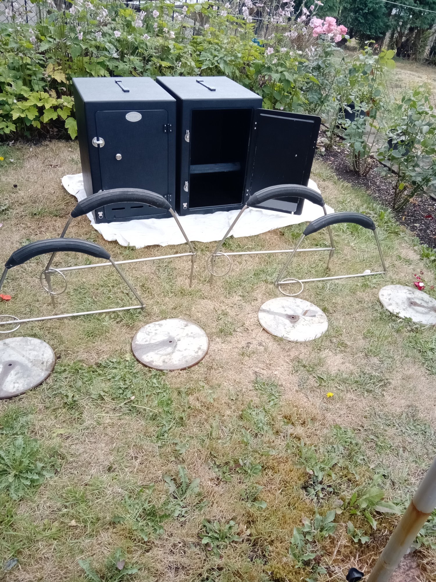 Transportation boxes & perches in {LOCATION}